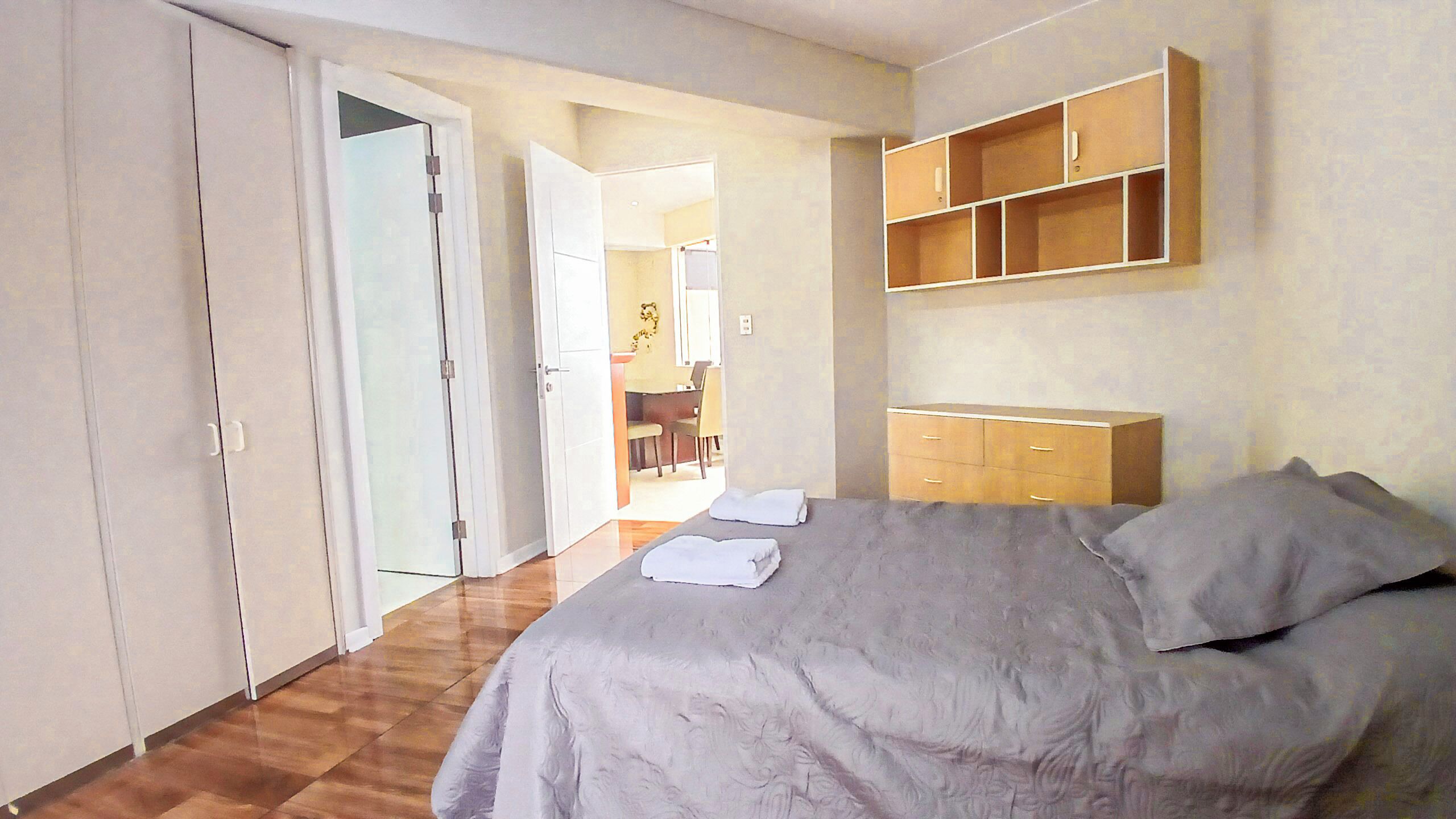 3 عدّة غرف نوم ومكواة/لوح كي وواي فاي وملاءات أسرّة