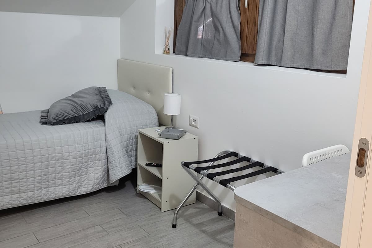 Single Room, Ensuite (Camera 7 - Picola Singola)
