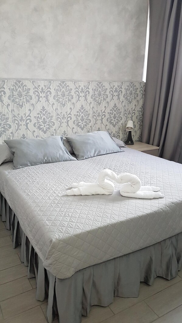 Chambre Deluxe double, salle de bain attenante, vue sur le jardin (Camera 5)