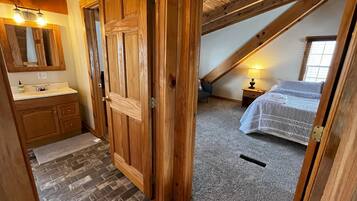 3 bedrooms, travel crib, WiFi, bed sheets