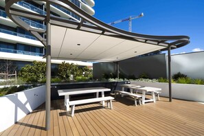 Outdoor dining - Modern 1-Bed Apartment With Parking, Pool and Gym (Phillip)