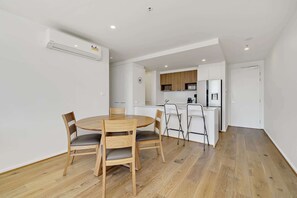 Dining - Modern 1-Bed Apartment With Parking, Pool and Gym (Phillip)