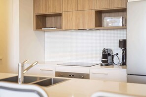 Coffee/tea maker, fridge, microwave, oven - Modern 1-Bed Apartment With Parking, Pool and Gym (Phillip)