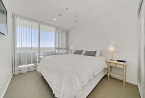 1 bedroom, desk, iron/ironing board, WiFi - Modern 1-Bed Apartment With Parking, Pool and Gym (Phillip)