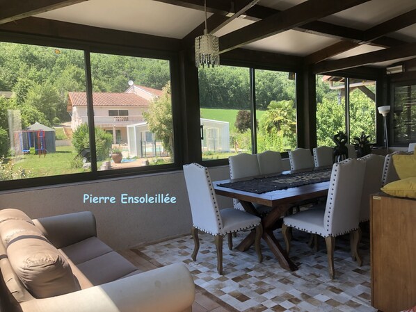 Dining - Pierre Ensoleillée - Un beau gîte dans une propriété de 5000m² près du Lot (St Gery)