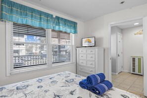 4 slaapkamers, een bureau, een strijkplank/strijkijzer, reisbedje