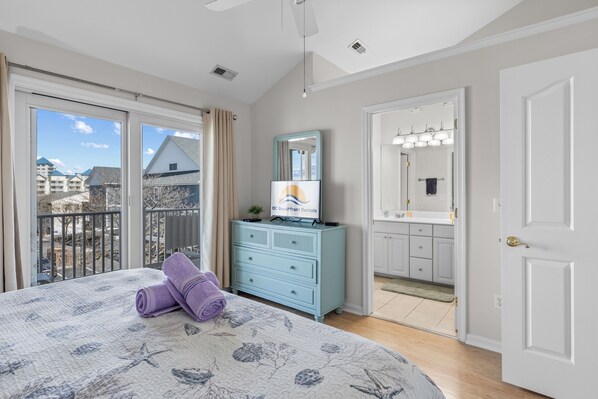 4 室のベッドルーム、デスク、アイロン / アイロン台、旅行用ベビーベッド