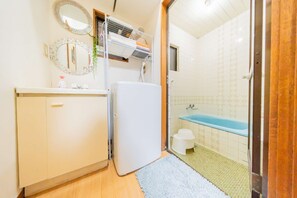 Combined shower/tub, hair dryer, towels - 〜Ikebukuro, Tokyo〜 (豊島区)