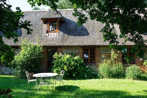 Outdoor dining - Traditional Thatched Cottage in Normandy (Saint-Honoré)