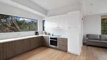 Een koelkast, een magnetron, een oven, een kookplaat