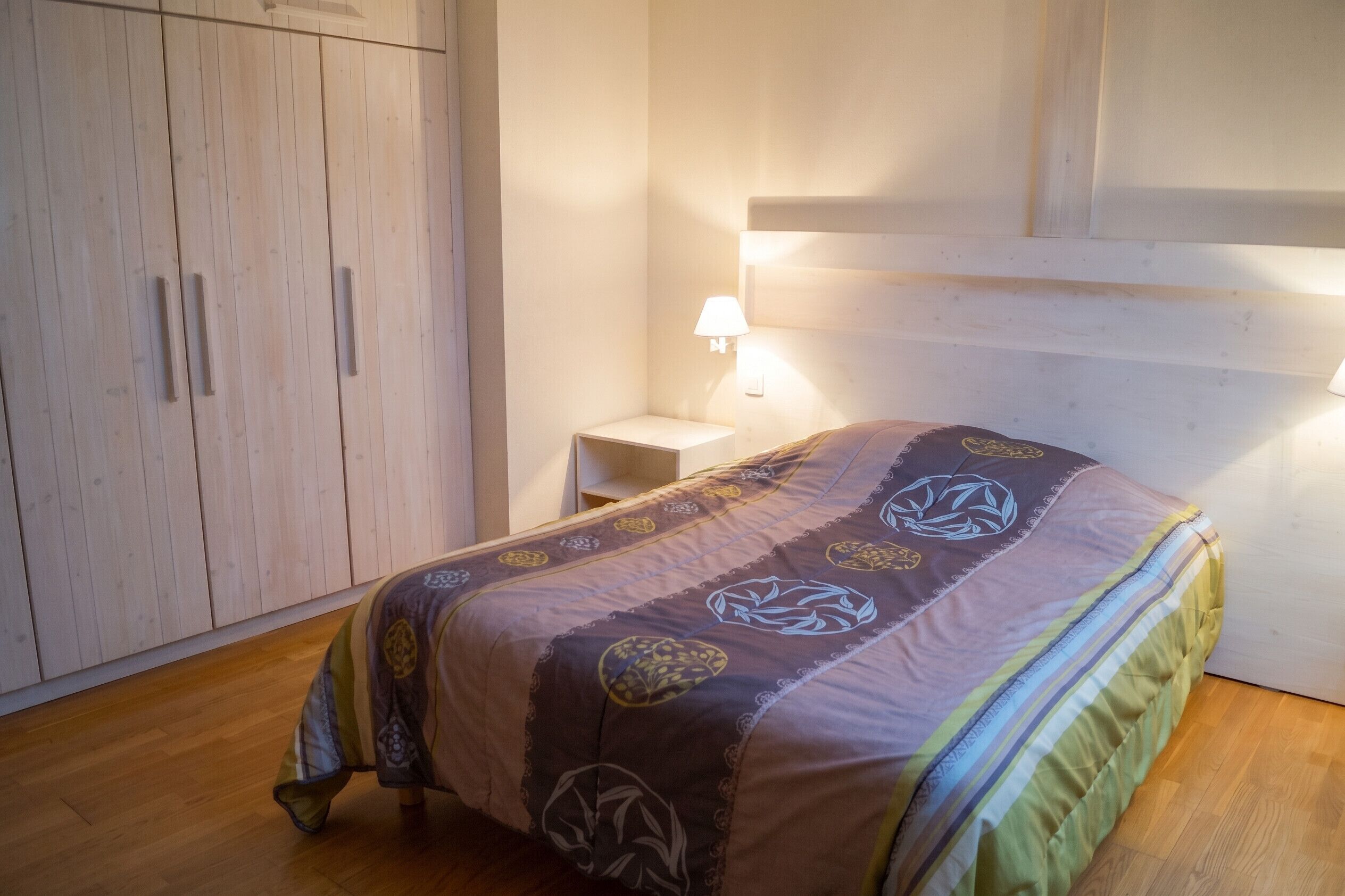 3 slaapkamers, een strijkplank/strijkijzer, reisbedje, gratis wifi