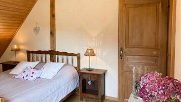 3 bedrooms, iron/ironing board, travel crib, WiFi (free)