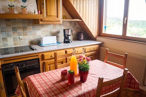 Cafetière/bouilloire, réfrigérateur, micro-ondes, four