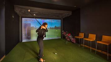Indoor golf driving range
