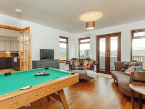 Fireplace, Netflix, streaming services - 4 bedroom accommodation in Linside (Linside)