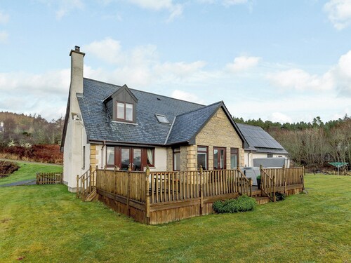 4 bedroom accommodation in Linside