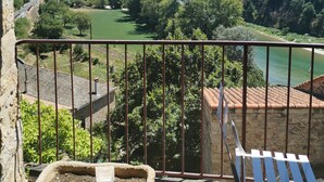 A balcony with a view of a river, a bridge, and a mountainous landscape. - Bed and breakfast facing the Millau viaduct and the Tarn river magnificent view (COMPREGNAC)
