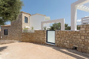 Villa | Exterior - Dion Villa - Pool & Jacuzzi - Sleeps 4 - Zakynthos (Zakynthos)