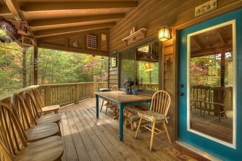 Fox Den Cabin with Invigorating Hot Tub!