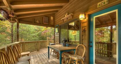 Fox Den Cabin with Invigorating Hot Tub!