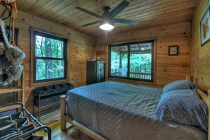 1 bedroom, iron/ironing board, WiFi, bed sheets - Fox Den Cabin with Invigorating Hot Tub! (Mineral Bluff)