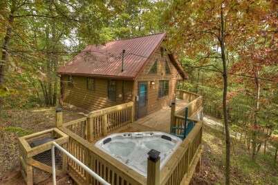 Fox Den Cabin with Invigorating Hot Tub!