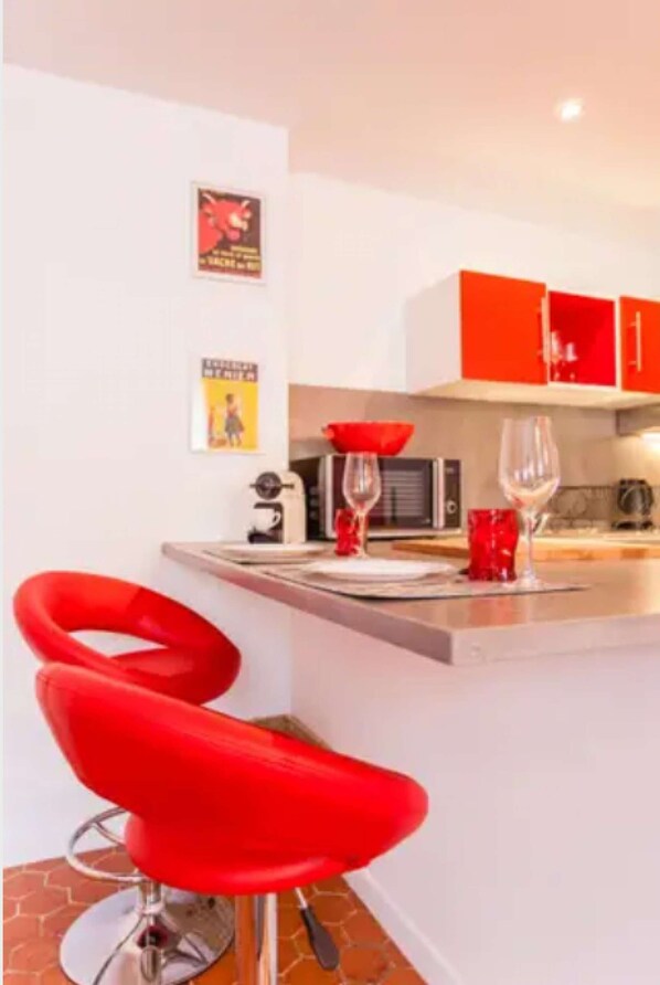 Refrigerador, microondas, parrilla de estufa y cafetera y tetera 