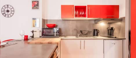 Fridge, microwave, stovetop, coffee/tea maker