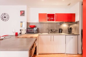Fridge, microwave, stovetop, coffee/tea maker