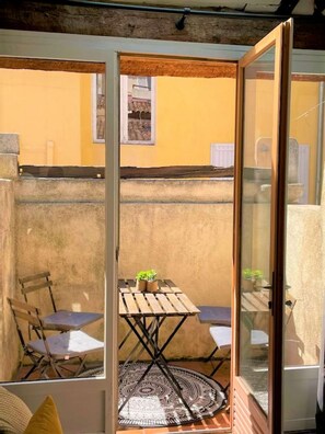 تناول ال�طعام بالخارج