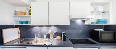 Geladeira, micro-ondas, cooktop, lava-louças