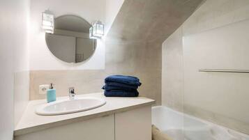 Bathtub, hair dryer, towels