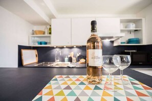 Kühlschrank, Mikrowelle, Herdplatte, Geschirrspüler