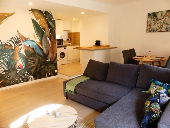 Una televisión, libros