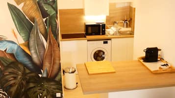 Fridge, microwave, stovetop, coffee/tea maker