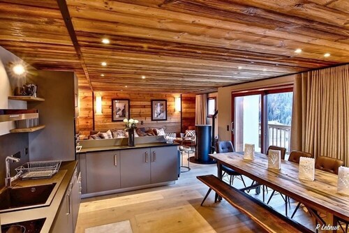 Stunning high end 11 person chalet with garage in the village of Peisey.