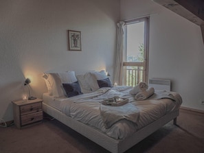 6 bedrooms, WiFi, bed sheets