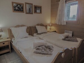 7 bedrooms, WiFi, bed sheets