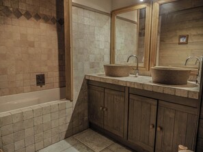 Towels - Le Cairn, stunning 14 person, 7 bedroom chalet with sauna & games room (Peisey Nancroix)