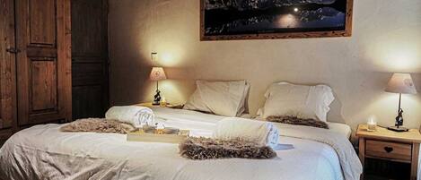 7 bedrooms, WiFi, bed sheets