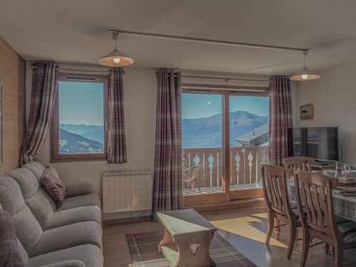 7 person, 3 bed apartment situated directly on the piste!
