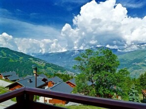 Property grounds - Light, bright 2 bed apartment for 6 people with lovely views and close to lifts (Landry)