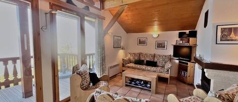 TV, fireplace