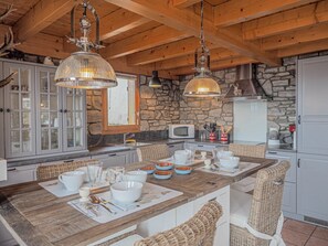 Fridge, microwave, oven, stovetop - The Hunting Lodge is a 10 person chalet situated directly on the piste (Landry)