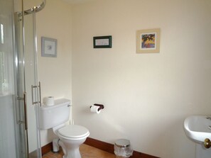 Cottage, 3 Bedrooms, Fireplace, Sea Facing | Bathroom | Separate tub and shower, towels