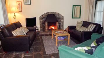 Cottage, 3 Bedrooms, Fireplace, Sea Facing | Living room