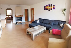 Televisión y chimenea 