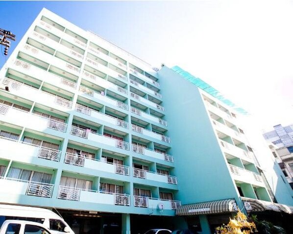 A multi-story hotel with balconies, a flat facade, and a sign indicating it is a hotel. - Roseate Ratchada (Bangkok)