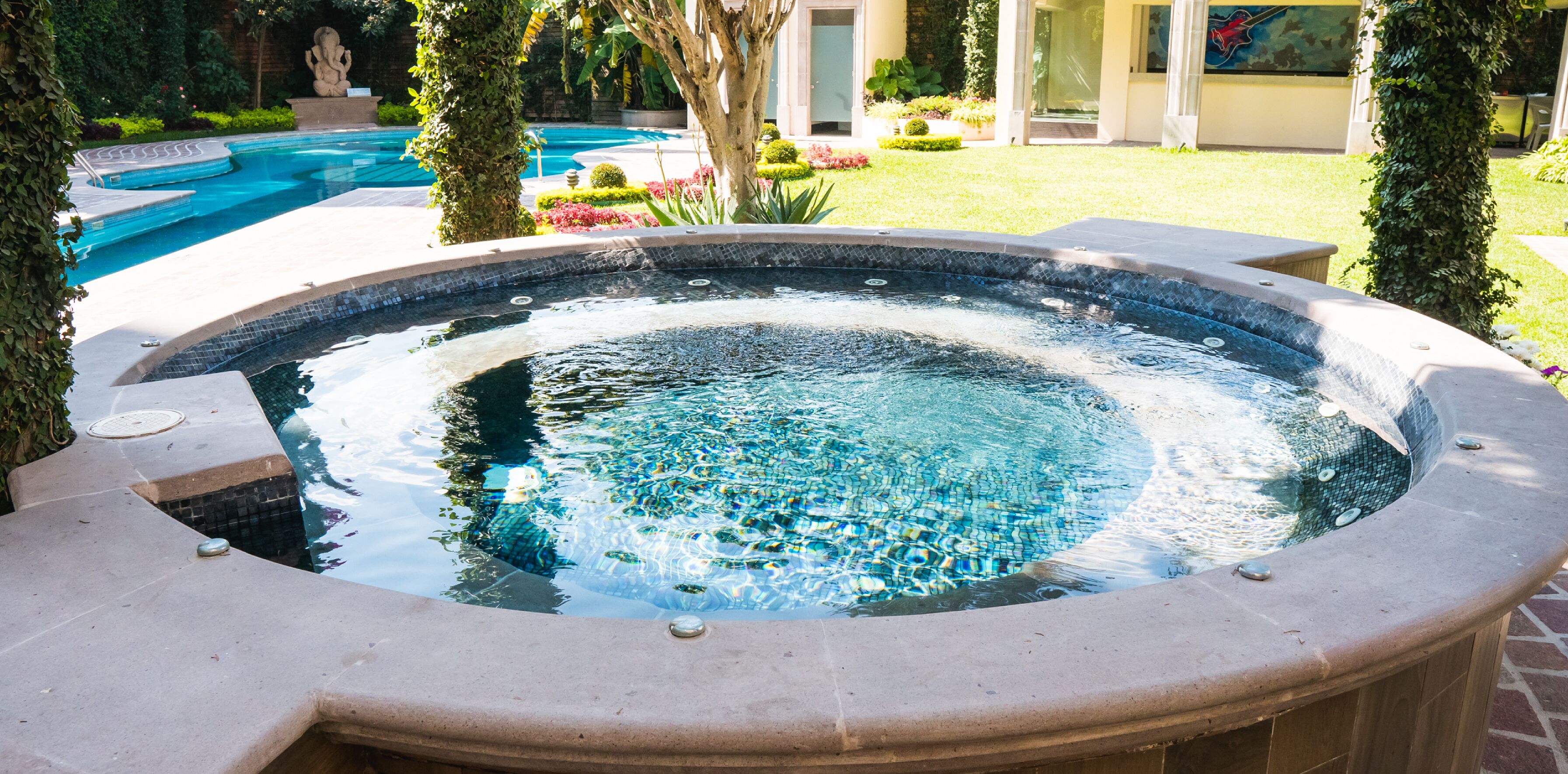 Outdoor spa tub