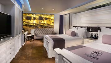 Junior Suite Two Queen Beds | Donzen dekbedden, een minibar, een kluis op de kamer, een bureau